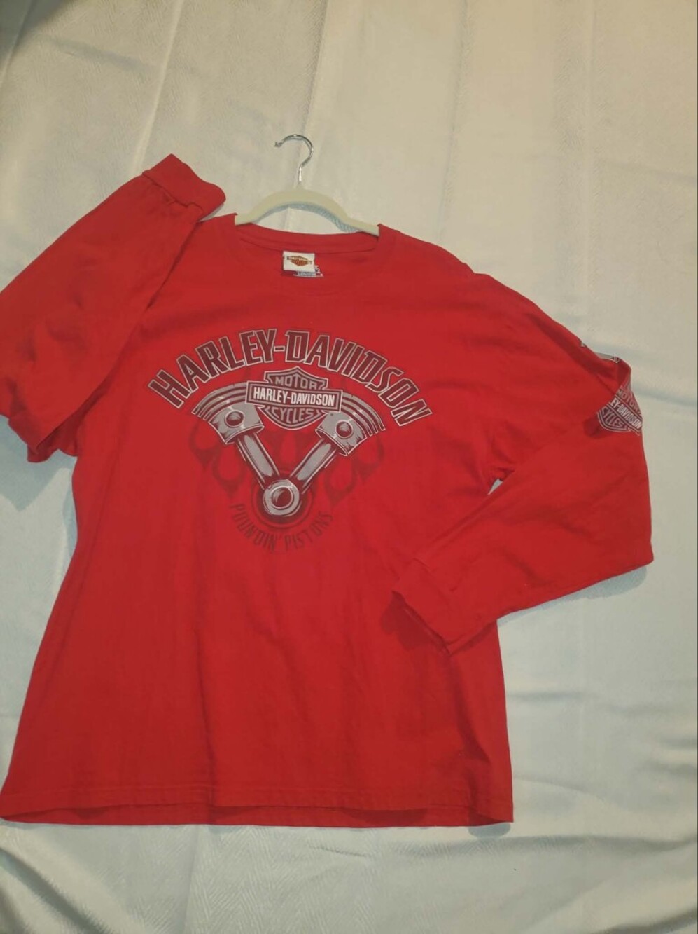 Vintage Harley‑Davidson Red Long Sleeve Graphic Tee with Piston Emblem
